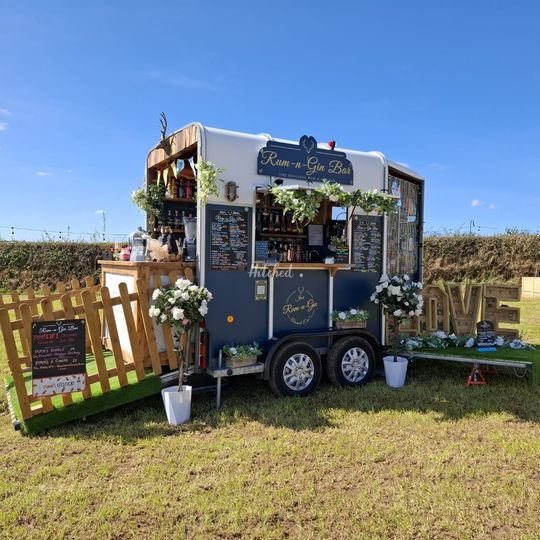 Rum-n-Gin Bar
