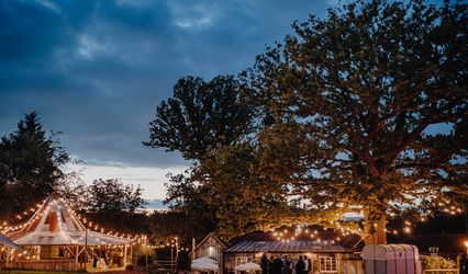 Oak Tree Barn Weddings