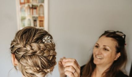 Amanda Roberts Hair & Makeup