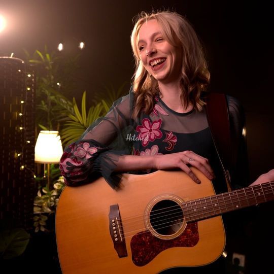 Amelle - Versatile Singing Guitarist