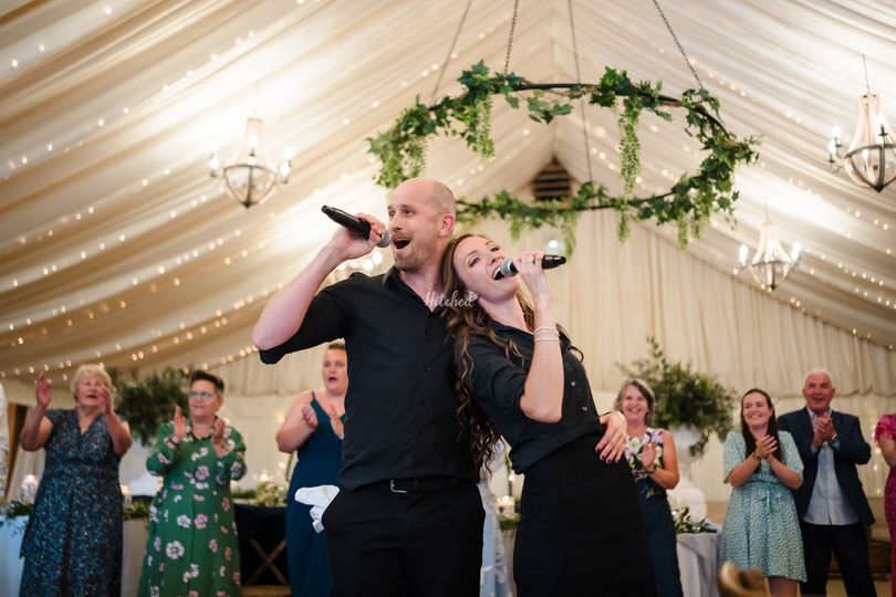 Undercover Artists - Singing Waiters