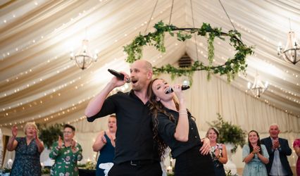 Undercover Artists - Singing Waiters