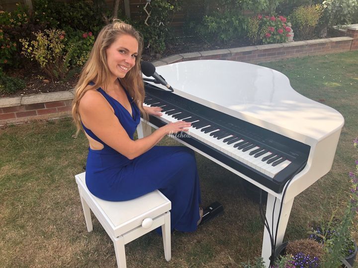 Lara Olivia - Pianist