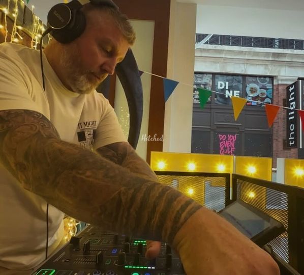 Ellesse 25 - Professional Wedding DJ