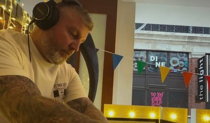 Ellesse 25 - Professional Wedding DJ