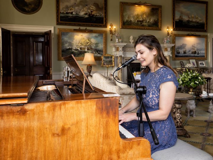Zoë Singer Pianist