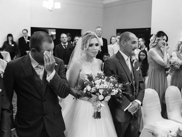 Scott and Lisa&apos;s Wedding in Hinckley, Leicestershire 16