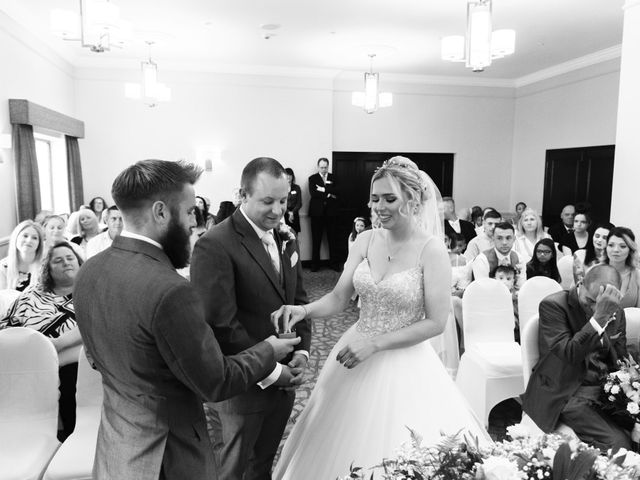 Scott and Lisa&apos;s Wedding in Hinckley, Leicestershire 19