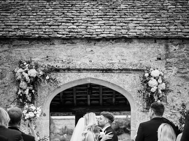 Adam and Anna&apos;s Wedding in Brize Norton, Oxfordshire 38