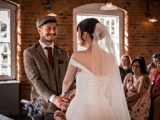 Si Hunt and Autumn&apos;s Wedding in Derby, Derbyshire 11