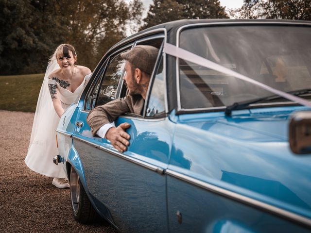 Si Hunt and Autumn&apos;s Wedding in Derby, Derbyshire 19