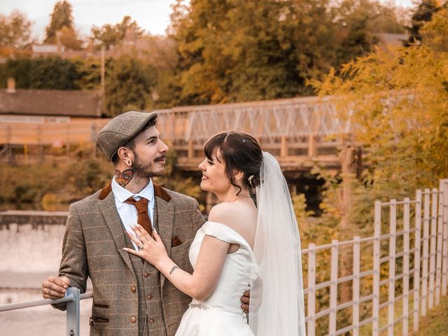 Si Hunt and Autumn&apos;s Wedding in Derby, Derbyshire 20