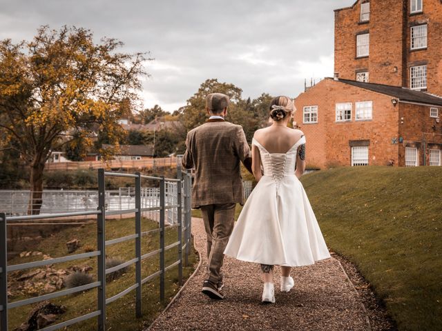 Si Hunt and Autumn&apos;s Wedding in Derby, Derbyshire 22