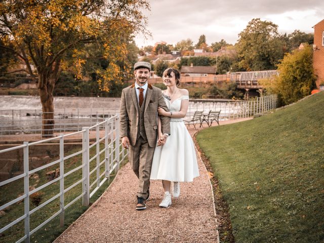 Si Hunt and Autumn&apos;s Wedding in Derby, Derbyshire 23