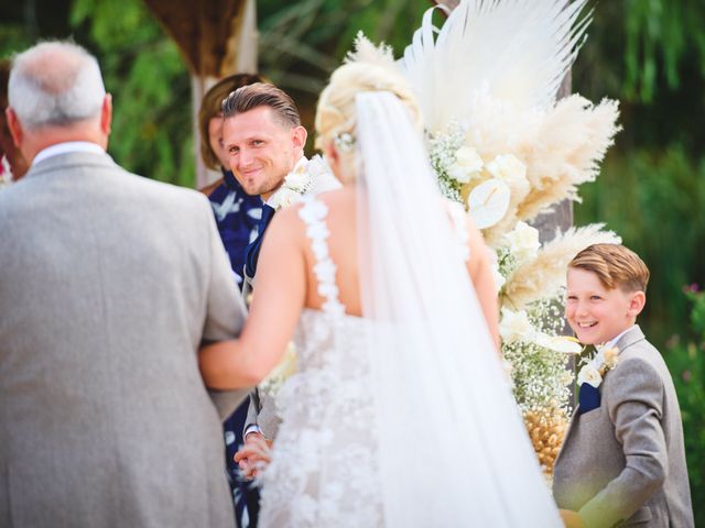 Lee and Abbi&apos;s Wedding in Silchester, Hampshire 20