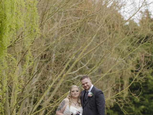 Sian and Tony's Wedding in Spalding, Lincolnshire 3