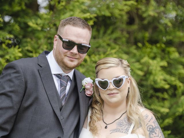 Sian and Tony's Wedding in Spalding, Lincolnshire 15