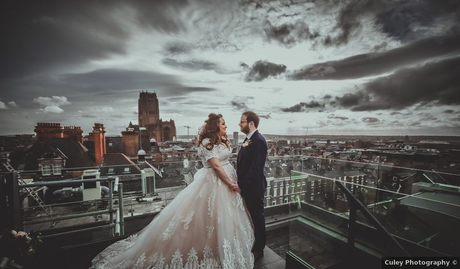 Hannah and Simon's Wedding in Liverpool, Merseyside