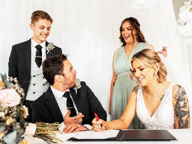Steve and Catherine&apos;s Wedding in Kingston Upon Hull, East Riding of Yorkshire 43