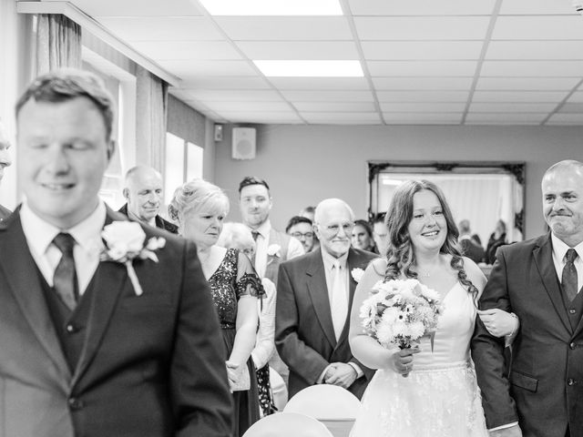 Megan and James&apos;s Wedding in Stamford, Lincolnshire 4