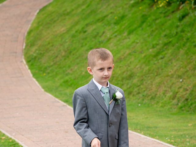 Lee and Gemma's Wedding in Ilfracombe, Devon 10