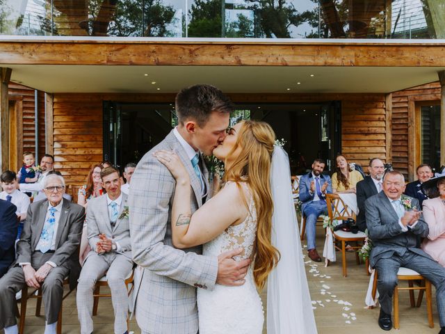 Joe and Mai&apos;s Wedding in Bridgnorth , Shropshire 23