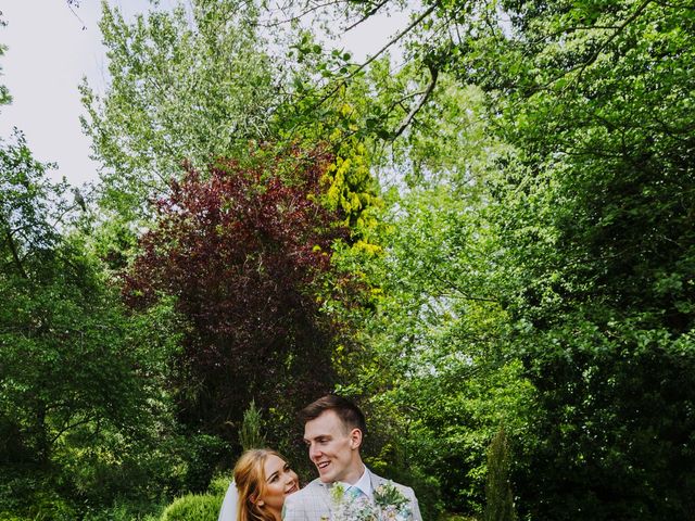 Joe and Mai&apos;s Wedding in Bridgnorth , Shropshire 30