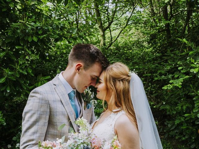Joe and Mai&apos;s Wedding in Bridgnorth , Shropshire 40