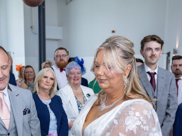 Michelle and Brian's Wedding in Dundee, Fife &amp; Angus 8