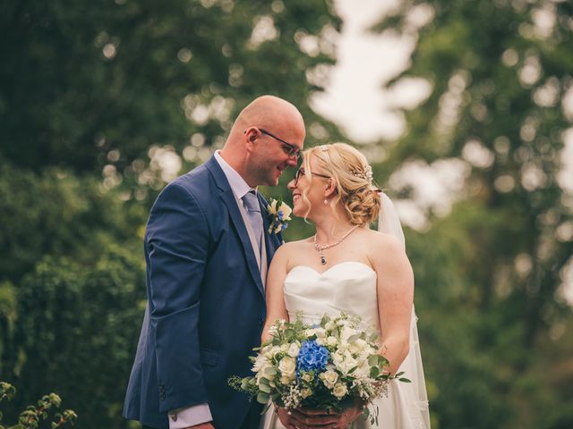 Alistair and Lara&apos;s Wedding in Ness, Cheshire 33