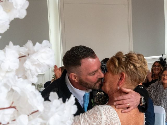 Neil and Jackie's Wedding in Dundee, Fife &amp; Angus 5