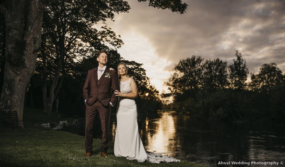 Vicki and Toby's Wedding in Salisbury, Wiltshire