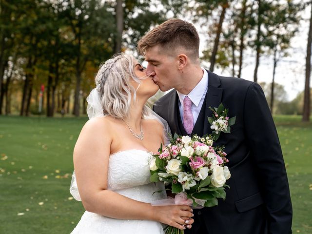 Natalie and Mathew&apos;s Wedding in Milton Keynes, Buckinghamshire 20