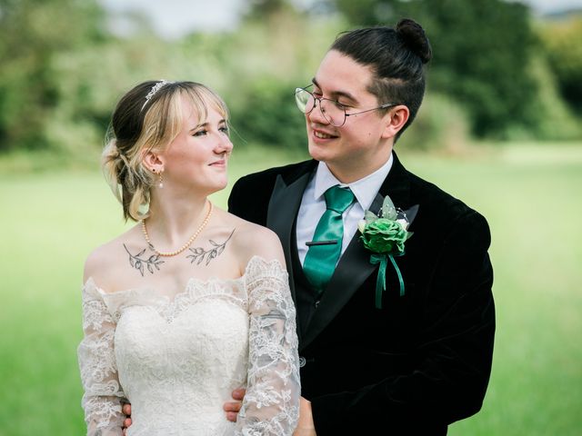 Antonia and Rob&apos;s Wedding in Gloucester, Gloucestershire 21