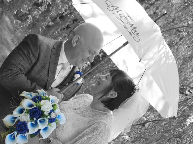 Peter and Jayne&apos;s Wedding in Allington , Lincolnshire 23