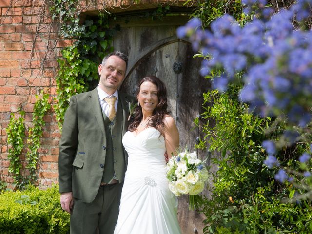 Graham and Lisa&apos;s Wedding in Bromsgrove, Worcestershire 17