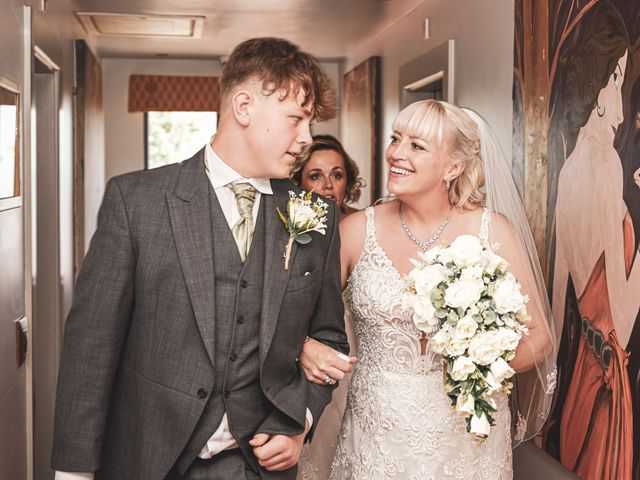 Craig and Nicola&apos;s Wedding in Hull, East Riding of Yorkshire 8