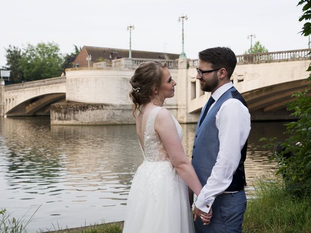 Groom and Bride&apos;s Wedding in Reading, Berkshire 37