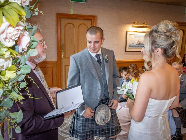 Joanne and Daz's Wedding in Dundee, Fife &amp; Angus 5