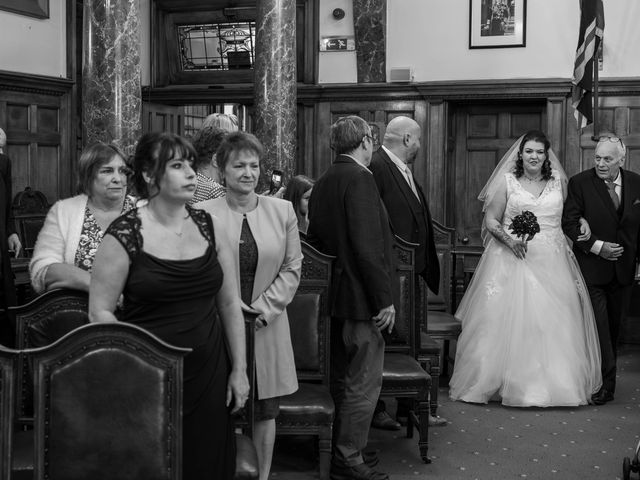 Aron and Shannon&apos;s Wedding in Nottingham, Nottinghamshire 15