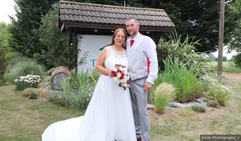 Lee and Amy's Wedding in Marston, Lincolnshire