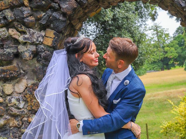 Alan and Leanne's Wedding in Faversham, Kent 15