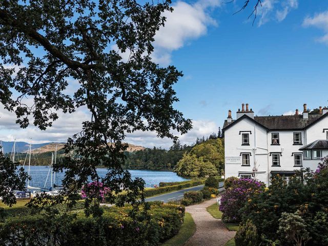 Mike and Samantha&apos;s Wedding in Windermere, Cumbria 4