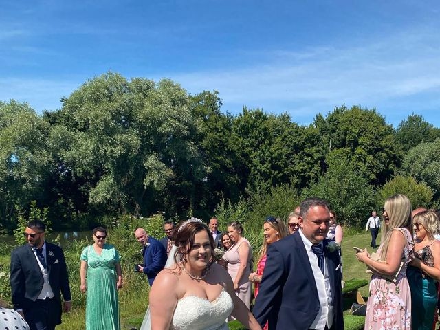 Michael and Andrea&apos;s Wedding in Milton Keynes, Buckinghamshire 12