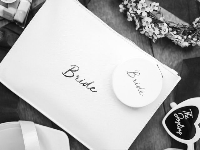 Craig and Jessica's Wedding in Newbury, Berkshire 11