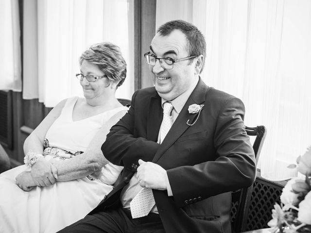 Tony and Netsy&apos;s Wedding in Mansfield, Nottinghamshire 13