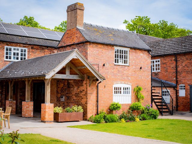 Harriet and Jack&apos;s Wedding in Castle Donington, Leicestershire 15