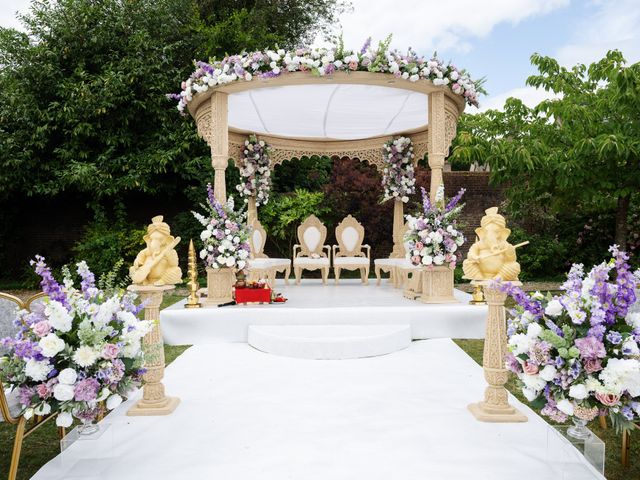 Ishvinder and Nisha's Wedding in Hemel Hempstead, Hertfordshire 5
