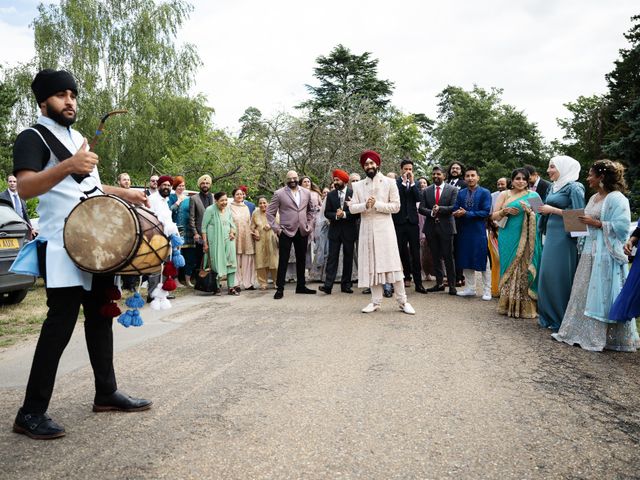 Ishvinder and Nisha's Wedding in Hemel Hempstead, Hertfordshire 8