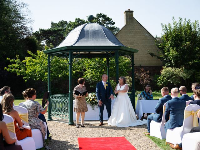 Pete and Vicky's Wedding in Hemel Hempstead, Hertfordshire 7